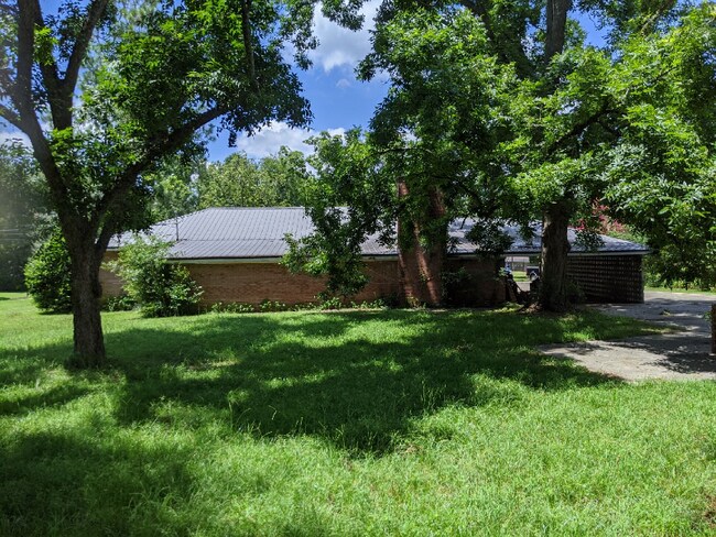 Building Photo - 53 Benton St