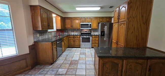 Building Photo - Spacious and Stunning 3 Bedroom 2 Bath Home in Longview!