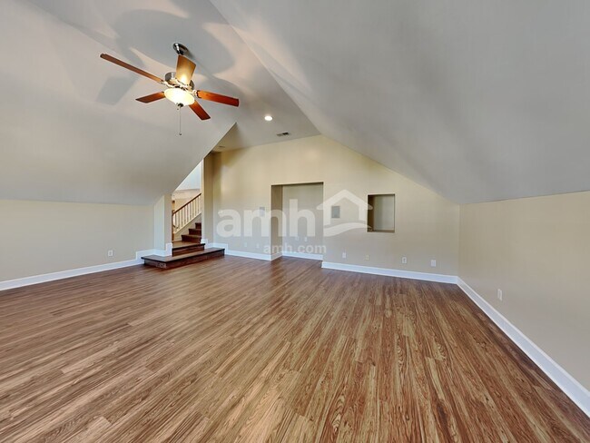 Building Photo - 116 Lake Point Ct