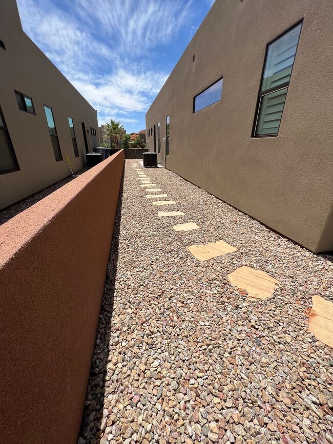 Building Photo - Beautiful 4 Bedroom, 4 Bathroom Home in Th...