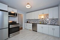 Building Photo - Clean & Updated One-Level Living in Robbin...