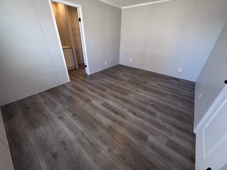 Building Photo - 1404 W Commodore Blvd