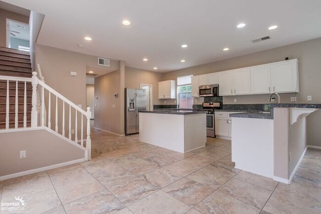 Building Photo - Beautifully 5Bdm 3.5Ba Home in Prime Location
