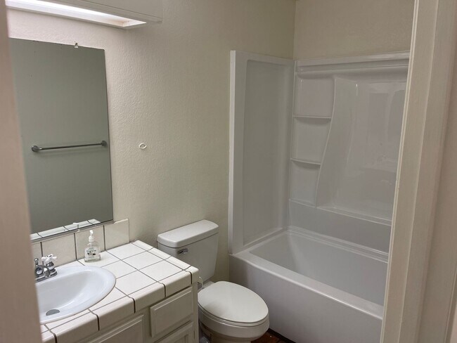 Building Photo - Fresh & Clean 3br with views