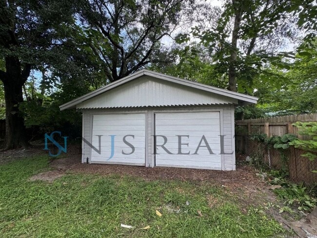 Building Photo - JUST RENOVATED! 2/1, 1180sq ft, Fully Updated Kitchen~Bath ~floors. NEW Appliances & Paint... wit...
