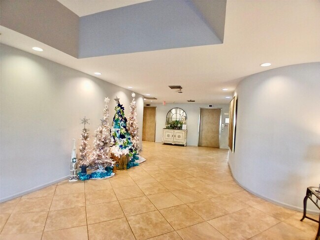 Building Photo - 5951 Wellesley Park Dr