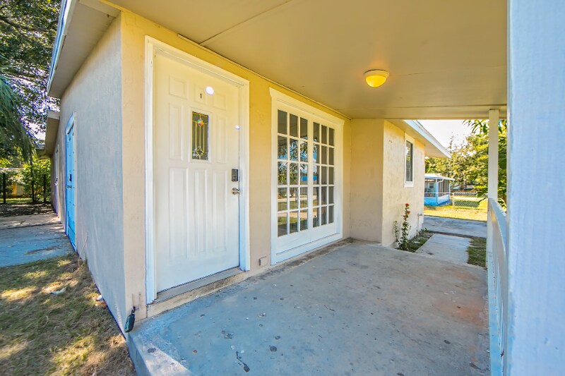 Building Photo - 2426 S Maple Ave