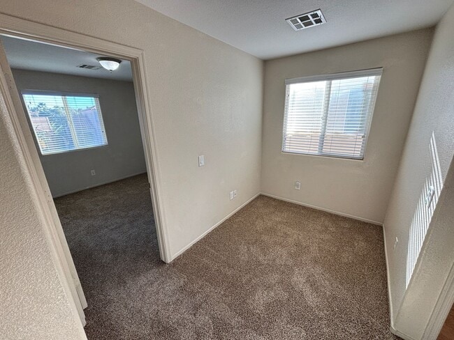 Building Photo - Gorgeous 3bed / 2.5bath home in the Silverstone Ranch community!