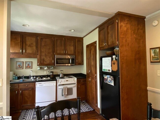 Building Photo - 600 University Ridge