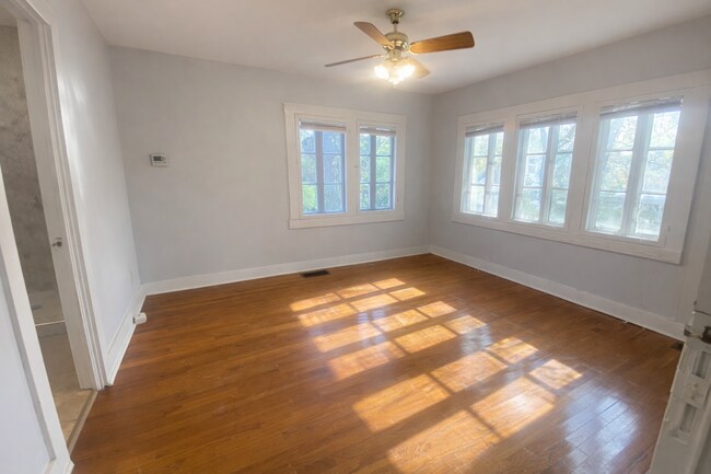 Building Photo - 832 S Bois D Arc Ave