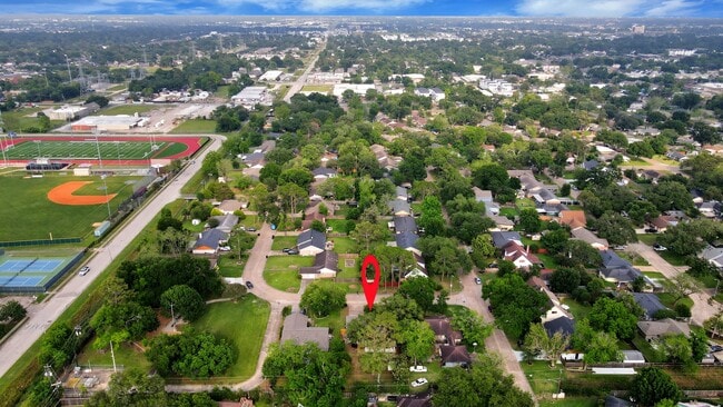 Building Photo - 2407 Crestdale Dr
