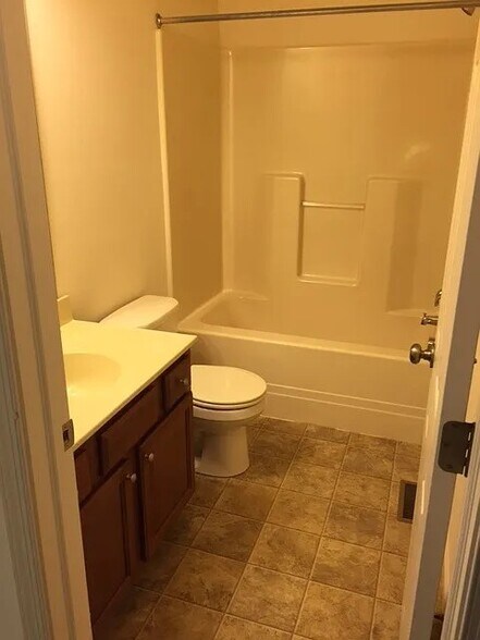 Building Photo - 421 Maywood Ct