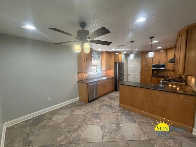 Building Photo - Spacious 5-Bedroom Home with Heated Pool & Hot Tub in Niceville!