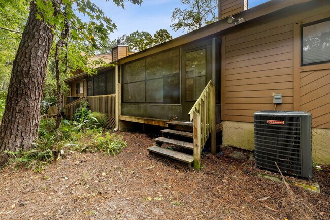 Building Photo - Charming Townhouse Retreat for Rent!