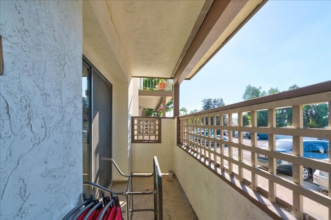 Building Photo - Gorgeous, Fully Remodeled 1 Bed - 1 Bath in Gated Community, Close to All!