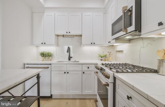 Building Photo - 1654 K St NE