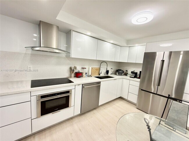 Building Photo - 3140 S Ocean Dr