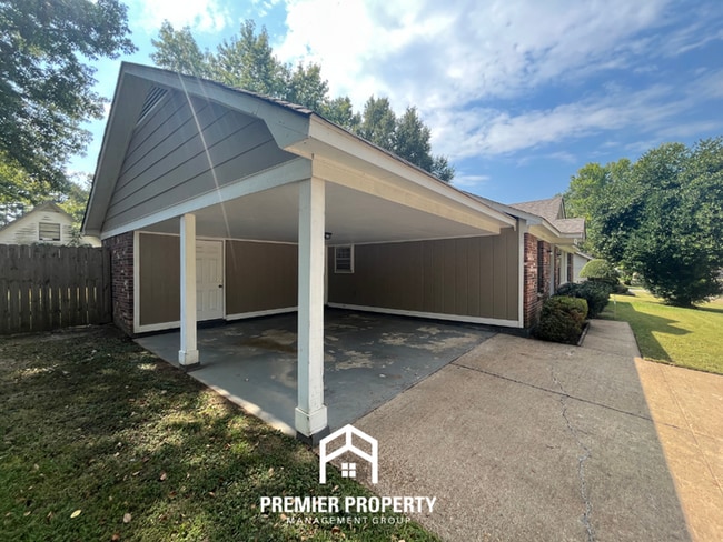 Building Photo - 5999 Pebblehill Dr