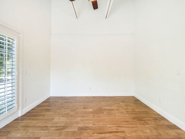 Building Photo - Charming 1/1 condo near Lake Virginia