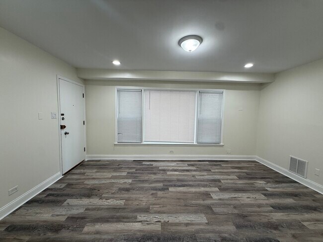 Building Photo - 11137 S Emerald Ave