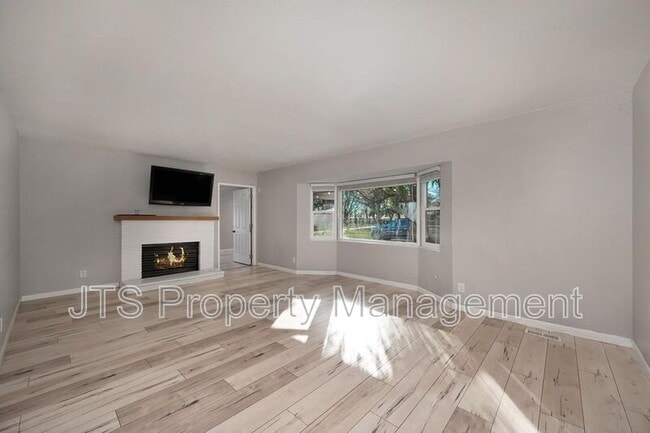 Building Photo - 865 Royal Green Ave