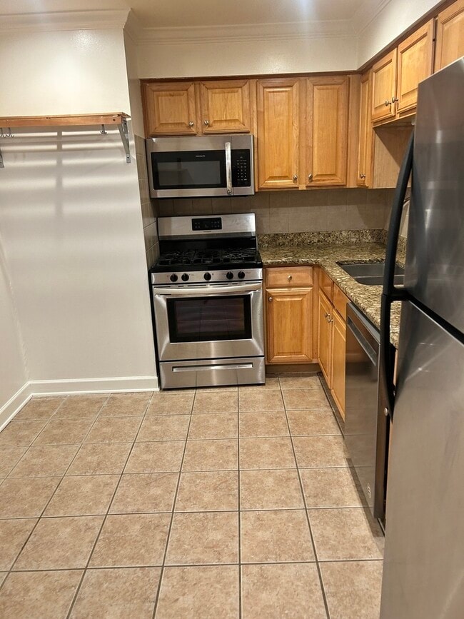 Building Photo - 677 S River Rd