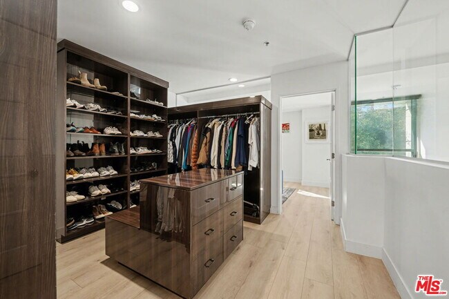 Building Photo - 700 Main St