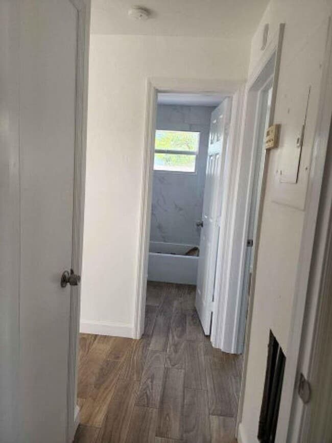 Building Photo - 117 SW 7th Ave