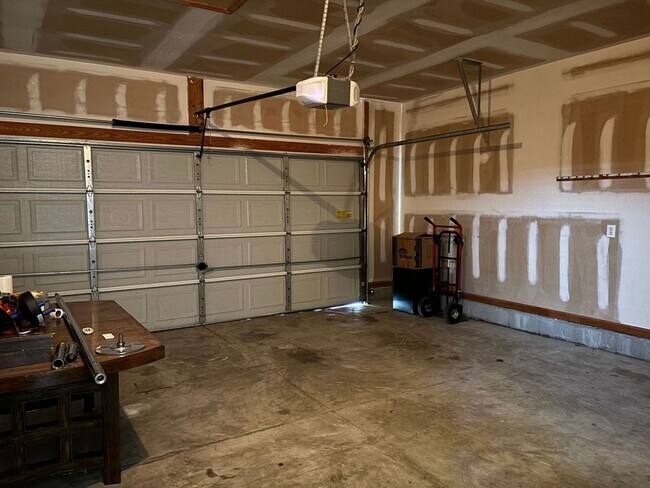 Building Photo - Available 7/9. Gorgeous, Fully Remodeled 3...