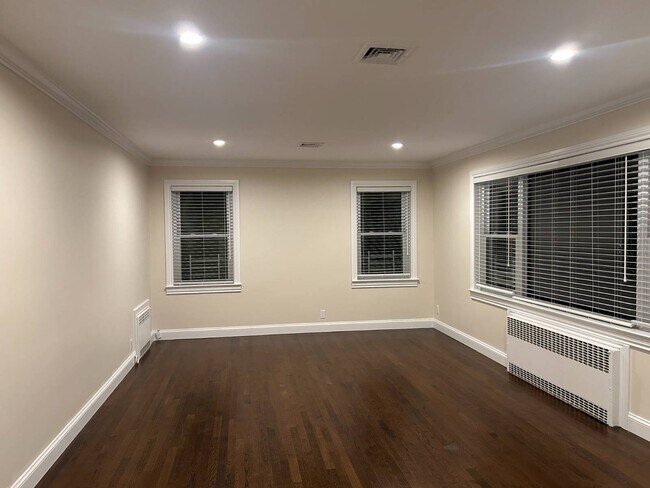 Building Photo - 260 Eastchester Rd