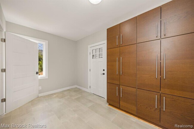 Building Photo - 5240 Clarendon Crest St