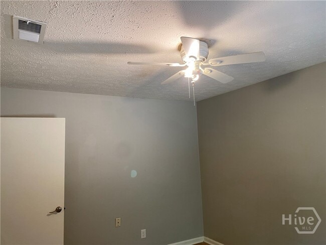 Building Photo - 136 Quail Hollow Dr