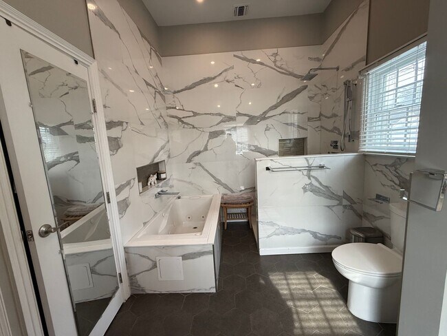 Building Photo - Spectacular 3 Bed/2.5 Bath Colonial in Freeport!