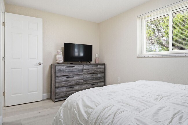 Building Photo - Renovated Home near downtown New Port Richey