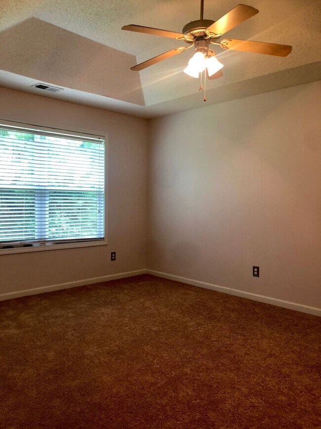 Building Photo - Ranch Home Located Minutes to Downtown Dallas