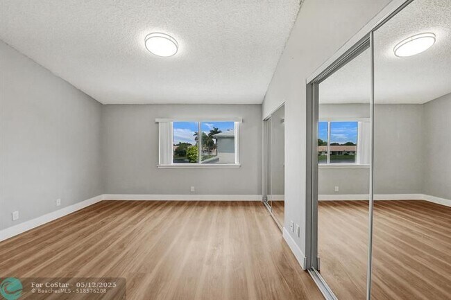 Building Photo - 4903 SW 31st Terrace
