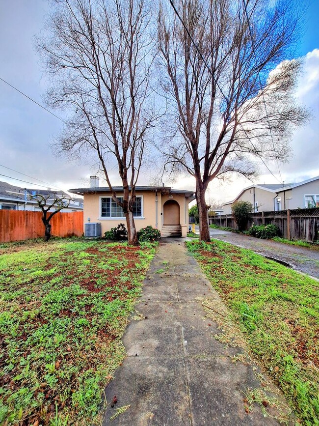 Building Photo - Charming Country-Style Home w/Off-Street P...