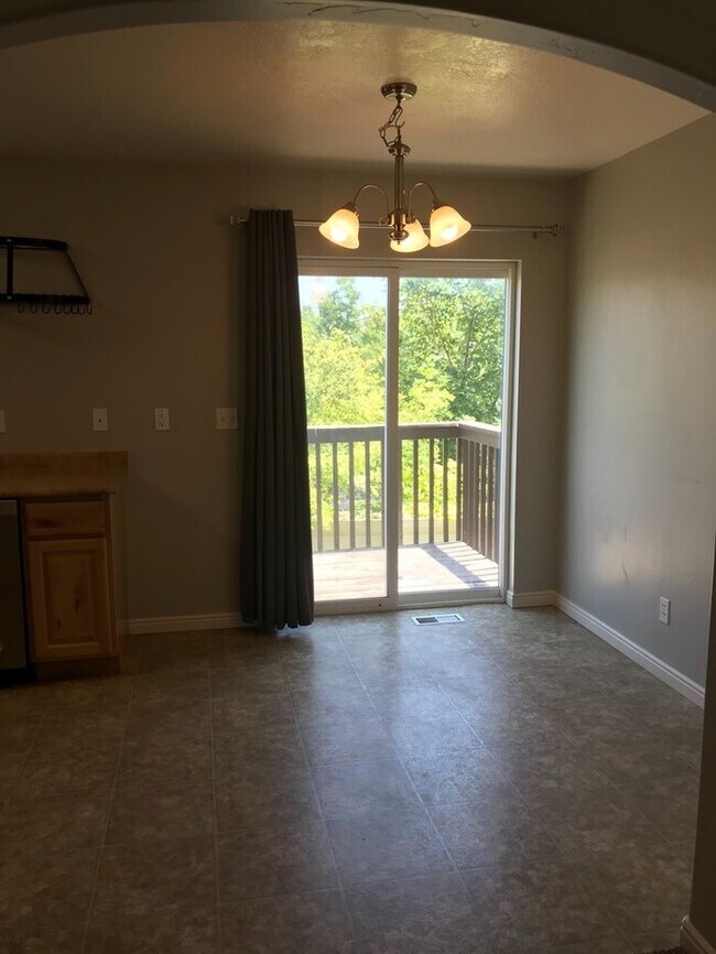 Building Photo - Stunning Saratoga Springs Townhome