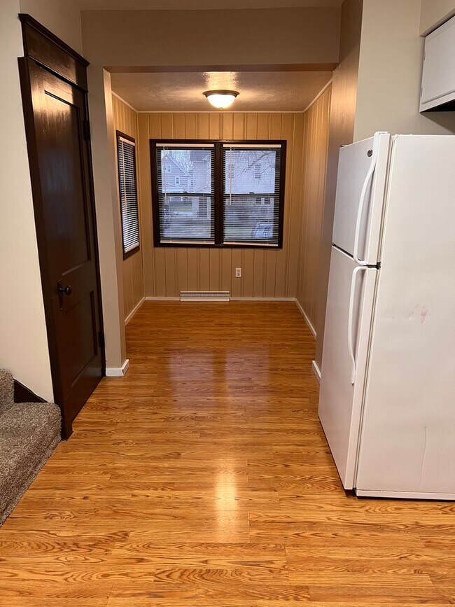 Building Photo - 123 E Broadway Ave