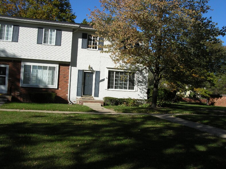 Building Photo - 485 N Fox Hills Dr
