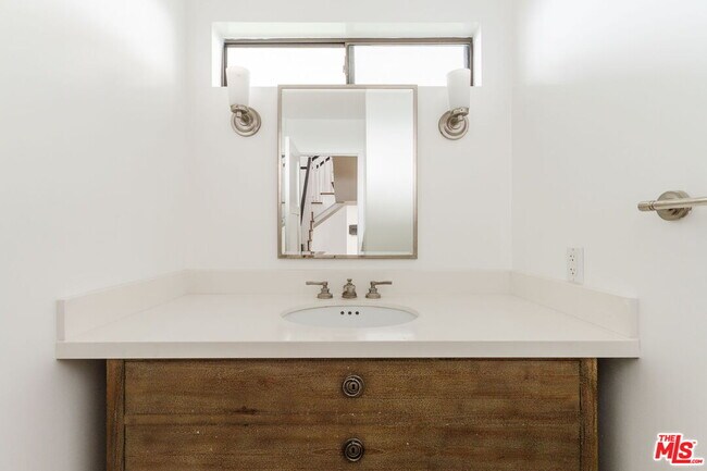 Building Photo - 1355 Bobolink Pl