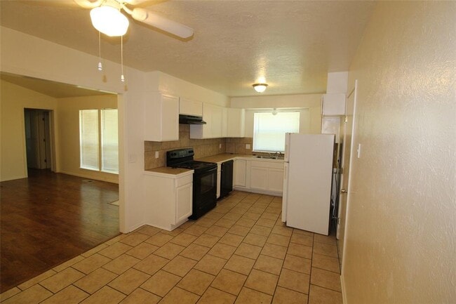 Building Photo - 211 Skylark Ct