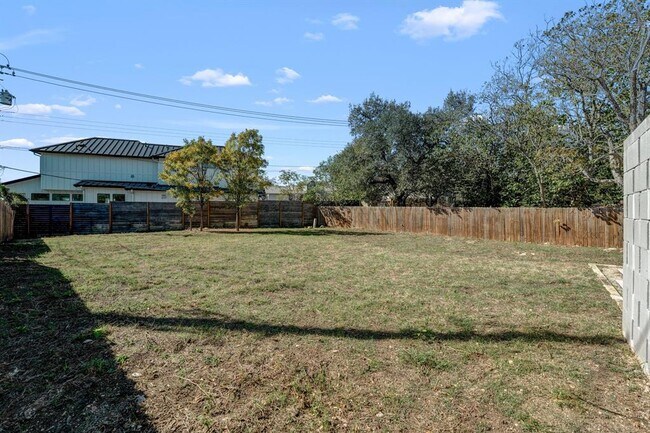 Building Photo - 3217 Oak Alley