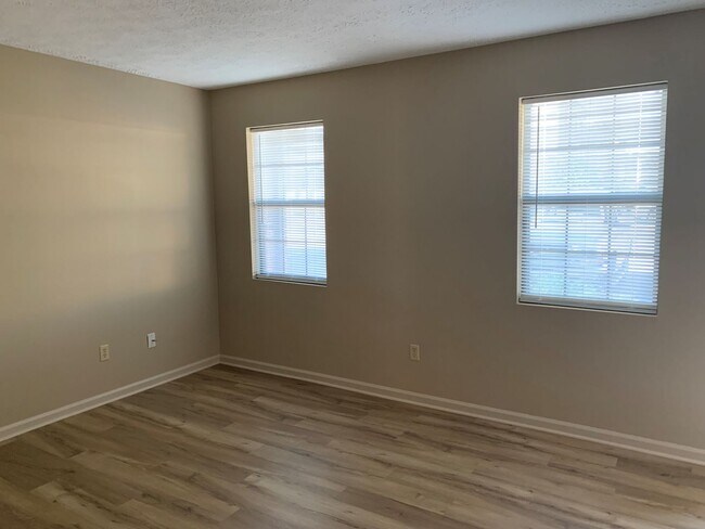 Building Photo - 2 Bedroom Townhouse off Greenview Drive