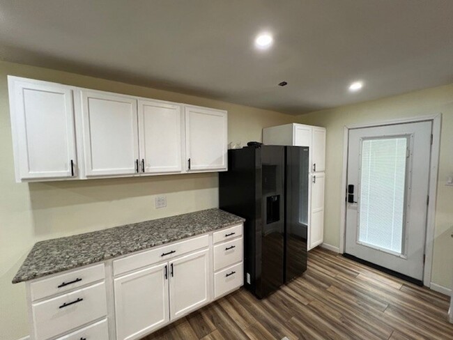 Building Photo - Newly Renovated 3B/2B Home Available in La...