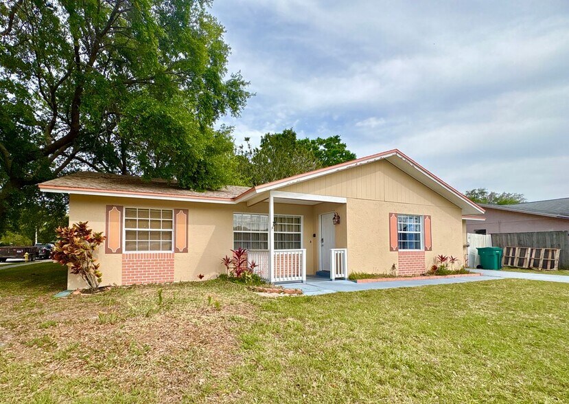 Primary Photo - 2147 Sandalwood Dr