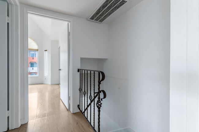 Building Photo - 4744 Ben Ave