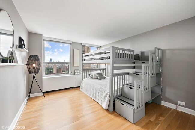 Building Photo - 2626 N Lakeview Ave