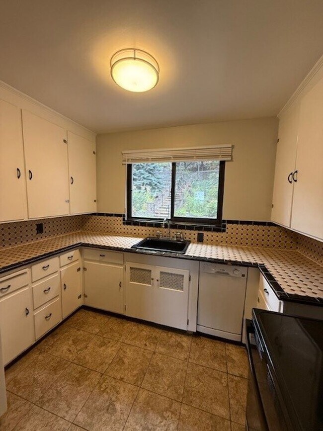 Building Photo - Cliff Dr. Apartment - Spacious with Hardwo...