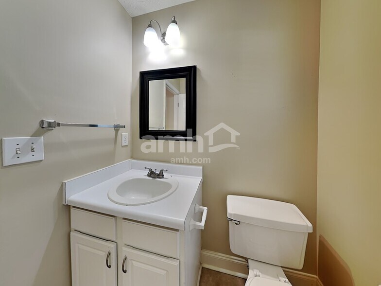 Building Photo - 1728 Silverchase Dr SW